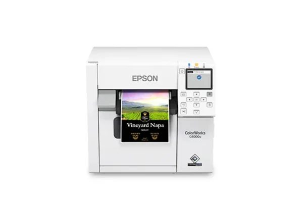 Epson CW-C4000 med etikett hengende ut foran. Vår nye bestselger.